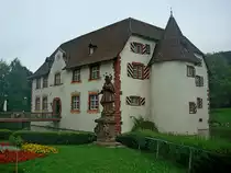 Wasserschlo� Inzlingen im Landkreis L�rrach, Vorderseite mit Eingangsbereich, erste urkundliche Erw�hnung von 1511, die barocke Umgestaltung erfolgte von 1674-1745, Juli 2011