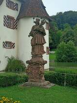 Inzlingen bei Lrrach, am Wasserschlo steht die Statue des heiligen Nepomuk, geschaffen von Johann Ladner 1731, Juli 2011