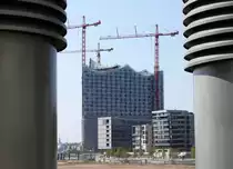 Baustelle Elbphilharmonie. Der Neubau des Hamburger Konzerthauses im Stadtteil Hafencity: eine Chronik unz�hliger Skandale. Doch irgenwann wird auch sie fertig werden...  25.4.2011