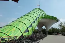 Der neue Hubschrauberlandeplatz vor dem Aachener Klinikum am 04.08.2011. Auf dieser Konstruktion k�nnen seit dem 01.08.2011 in 15 meter H�he bis zu zwei Rettungshubschrauber gleichzeitig landen bzw. stehen. Die Patienten werden dann �ber einen Schr�gaufzug von der Plattform zur Erstversorgung in die Unfallambulanz gefahren. Der neue Hubschrauberlandeplatz hat hier in Aachen auch schon seinen Spitznamen, er wird von den �chern  die Hand Gottes  genannt. 