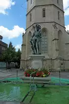 Balingen, der Stadtbrunnen mit dem Ritter Ulrich in Bronze von 1495, steht vor der Stadtkirche, Juli 2011