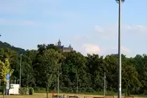 Blick vom Bahnhofsvorplatz in Wernigerode zum oberhalb der Stadt gelegenen Schlo� (Aufnahme vom 02.07.2010).