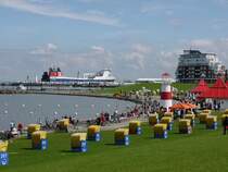Grner Strand im Nordseebad Cuxhaven, im Hintergrund das in London registrierte RoRo-Schiff ARK FORWARDER (IMO: 9138783); 13.08.2011

