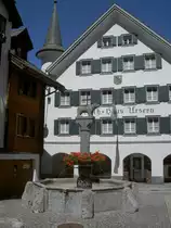 Andermatt, Rathaus von 1767 und B�renbrunnen am Marktplatz (31.07.2010)