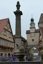 Rothenburg ob der Tauber - Brunnen an der R�dergasse (Juli 2011), dahinter der R�derbogen.