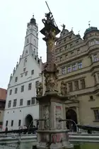 Rothenburg ob der Tauber - Marktbrunnen mit Rathaus (Juli 2011).