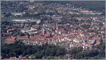 Im Zentrum von Uelzen �berragt der Turm von St. Marien die H�user der Stadt. Aufnahme aus �stlicher Richtung, 20.08.2011.