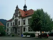Sch�nau im Schwarzwald, das Rathaus wurde 1896-97 im Neorenaissancestil erbaut, der staatlich anerkannte Luftkurort im oberen Wiesental wurde bereits 1113 erstmals erw�hnt, Juli 2011 