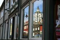 In einem Schaufenster in der Kjerkgata spiegelt sich die R�ros Kirke.