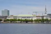 HAMBURG, 03.06.2011, Blick auf den Neuen Jungfernstieg mit dem Hotel Vier Jahrezeiten