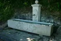 Oberrotweil im Kaiserstuhl, zur Erinnerung an die gro�e Flurbereinigung oder  Rebumlegung  wurde in den Weinbergen 1973 dieser Brunnen errichtet, Juli 2011