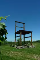 Leiselheim am Kaiserstuhl, dieser etwa 10m hohe Stuhl auf dem 240m hoch gelegenen Rebberg steht f�r die Weinlage  Leiselheimer Gest�hl , symbolisch steht er auch f�r den vermuteten Stuhl des anwesendenden K�nigs(Kaisers) auf dem dortigen Gerichtsplatz, denn ab 1304 tauchte erstmals der Name  Kaiserstuhl  f�r die ganze Gegend auf, Juli 2011