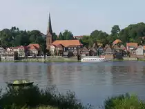 Diesmal im Sommer: Blick vom linken Ufer (Niedersachsen) �ber die Elbe auf das h�bsche St�dtchen Lauenburg am rechten Ufer (Schleswig-Holstein); 02.09.2011
