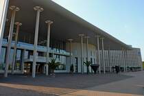 Freiburg im Breisgau, das 1996 erffnete Konzerthaus hat einen 1800 Pltze-Saal fr Konzerte und reprsentative Veranstaltungen, Architekt war Dietrich Bangert, im Hintergrund das Novotel, Aug.2011