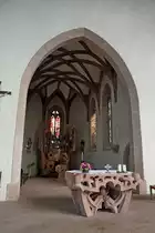 Bleibach im Elztal/Schwarzwald, der Chorraum der St.Georgskirche von 1514 mit dem Altar, im Vordergrund der Zelebrationsaltar von Helmut Lutz aus dem Jahr 1977, Aug.2011