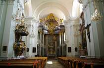 Korneuburg, Augustinerkirche, Rokoko Hochaltar mit Bild von F. A. Maubertsch 
(04.06.2011)