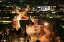 m Winter hat man noch die M�glichkeit eine wunderbare Nachtansich von L�beck vom Turm der St. Petriekirche zu erhaschen. Hier der Blick auf das Holtentor; 09.02.2011