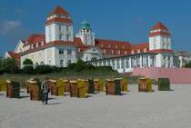 Das Kurhaus in Binz vor einem fast menschenleerem Strand.
Mai 2006