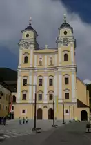 Mondsee, Stiftskirche St. Michael, erbaut ab 1487, Fassade von 1730 (05.06.2011)