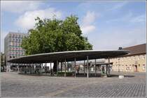 Bushaltestelle unter Bltterdach vor dem Hauptbahnhof in Osnabrck. 10.09.2011