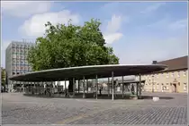 Bushaltestelle unter Bl�tterdach vor dem Hauptbahnhof in Osnabr�ck. 10.09.2011