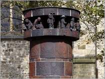 Der Text an der Bekrnung der Abluftsule vor der Johanniskirche in Osnabrck lautet:  Der Tod frisst alle Menschenkind’, fragt nicht wes Stand und Ehr’ sie sind. Der Tod fragt nicht nach Zeit, wrgt alt’ und junge Leut’.  10.09.2011