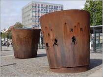 Die  Battle Drums  des amerikanischen Knstlers Dennis Oppenheim vor dem Hauptbahnhof in Osnabrck. Sie drehen sich und sind abends von innen beleuchtet. Dann werfen sie Krieger und Speere auf das Pflaster. Jede Trommel ist 2,7 m hoch und hat einen ebensolchen Durchmesser. Die  Battle Drums  wurden 2009 in Erinnerung an die im Jahre 9 stattgefundene Varusschlacht im nahen Kalkriese aufgestellt. 10.09.2011