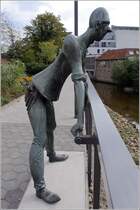  Der Spezialist  begutachtet den Rohrbruch an der Wittekindstrae in Osnabrck. Er wurde vom Bildhauer Hans Gerd Ruwe (1926 - 1995) geschaffen. 10.09.2011