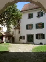 Neunkirch, Schloss Oberhof, erbaut im 16. Jahrhundert, Sitz der Schaffhauser 
Stadtv�gte, heute Ortsmuseum (11.09.2011)
