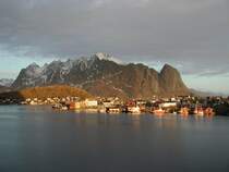 Reine liegt auf einer Halbinsel. im Hintergrund sieht man den Solbjrn, Lilanstinden und Rostadtindan. Die Berge ragen 672-700m aus dem Meer.