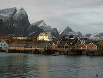 Auf Sakresya befindet sich die schnste Rorbuer-Anlage. Robuer sind auf Stelzen gebaute Wohnunterknft fr die vielen Fischer, die als Saisonarbeiten auf die Lofoten kommen. Die Heringsaison geht von Ende Okktober bis Ende Dezember. Danach kommt der Dorsch. Er wird bis Ende Mrz gefangen.