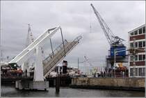 Gelegentlich muss auch die sogenannte Hollnder-Brcke ber den Alten Hafen in Bremerhaven geffnet werden, um Schiffen die Fahrt in oder aus dem Museumshafen des Deutschen Schifffahrtsmuseums zu ermglichen. 29.07.2011