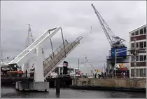 Gelegentlich muss auch die sogenannte Holl�nder-Br�cke �ber den Alten Hafen in Bremerhaven ge�ffnet werden, um Schiffen die Fahrt in oder aus dem Museumshafen des Deutschen Schifffahrtsmuseums zu erm�glichen. 29.07.2011