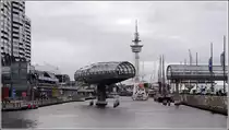 Die gl�serne Br�cke �ber den Alten Hafen in Bremerhaven im ge�ffneten Zustand. Insbesondere bei Gro�veranstaltungen wird es gelegentlich erforderlich, die Br�cke zu �ffnen, um Schiffen die Durchfahrt in den hinteren Teil des Alten Hafens zu erm�glichen. 29.07.2011