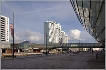 Zwischen den neuen Havenwelten mit Klimahaus, Mediterraneo usw. fhrt eine glserne Brcke ber den Alten Hafen zum Columbus Center in Bremerhaven. 17.07.2011