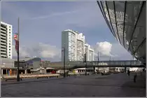 Zwischen den neuen Havenwelten mit Klimahaus, Mediterraneo usw. f�hrt eine gl�serne Br�cke �ber den Alten Hafen zum Columbus Center in Bremerhaven. 17.07.2011