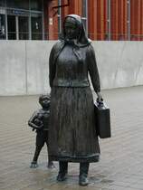 Das Denkmal  Abschied  habe ich am 07.09.2011 vor dem Bahnhof von Klaipeda (Memel)/Litauen aufgenommen. Es wurde zum 750. Stadtjubil�um von der Arbeitsgemeinschaft der Memellandkreise in Deutschland gestiftet.

Entwurf und Modell: Janischowsky + Partner (Steinfurt, Deutschland)
Bronzeguss: Butzon + Bercker (Kevelaer, Deutschland)
im Jahre 2002