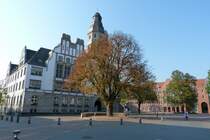 Gladbeck: Willy-Brandt-Platz mit Alten Rathaus von 1910 und Neuem Rathaus von 2006 (September 2011)