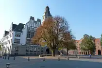 Gladbeck: Willy-Brandt-Platz mit Alten Rathaus von 1910 und Neuem Rathaus von 2006 (September 2011)