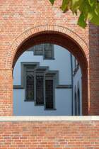 Gladbeck: durch den Bogen des neuen Rathaus auf das alte Rathaus (September 2011)