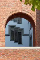 Gladbeck: durch den Bogen des neuen Rathaus auf das alte Rathaus (September 2011)