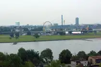 D�sseldorf: Rheinkirmes - gr��te Kirmes am Rhein auf den Rheinwiesen, gesehen von der Halbinsel vor dem Hyatt (Juli 2011)