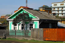 Zwischen Hotels und Villen der Neureichen finden sich im rtchen Listwjanka am Baikalsee auch noch die typischen alten Holzhtten. (11.9.2011)