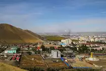 Blick vom sowjetischen Ehrenmal auf Ulaanbaatar. Im Hintergrund das Heizkraftwerk, vorn rechts eine neu errichtete Buddha-Statue. (13.9.2011)