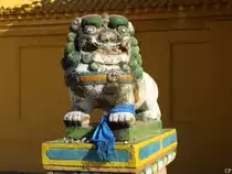 Ein L�we bewacht den Eingang zum Gandan-Kloster. (Ulaanbaatar am 14.9.2011)