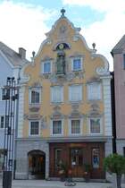 Mindelheim, Maximilianstrae: dieses schne Haus mit dem interessanten Giebel und Malerei beherbigt einen Weltladen (Unterallgu/August 2011)