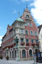 Mindelheim, Rathaus aus dem 18. Jahrhundet mit dem spter hinzugefgten Standbild von Georg von Frundsberg (Unterallgu/August 2011)