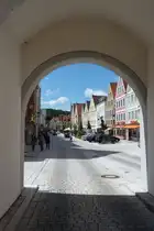 Mindelheim (Unterallg�u): durch das Obere Tor ein Blick in die Maximilianstra�e bei sonnigem Wetter - noch! (August 2011)