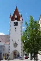 Mindelheim (Unterallg�u): durch das Obere Tor kommt man von Osten in die Maximilianstra�e (August 2011)