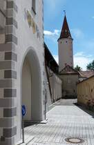 Mindelheim (Unterallgu): Neben dem Oberen Tor verluft ein Teil der Stadtmauer mit weiterem Turm (August 2011)